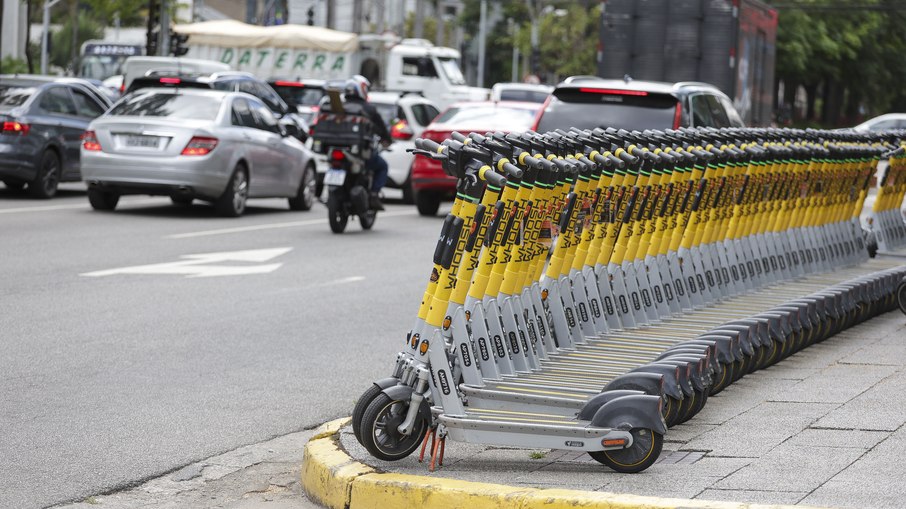 Fila de patinetes elétricos na Avenida Brigadeiro Faria Lima, em São Paulo Fila de patinetes elétricos na Avenida Brigadeiro Faria Lima, em São Paulo