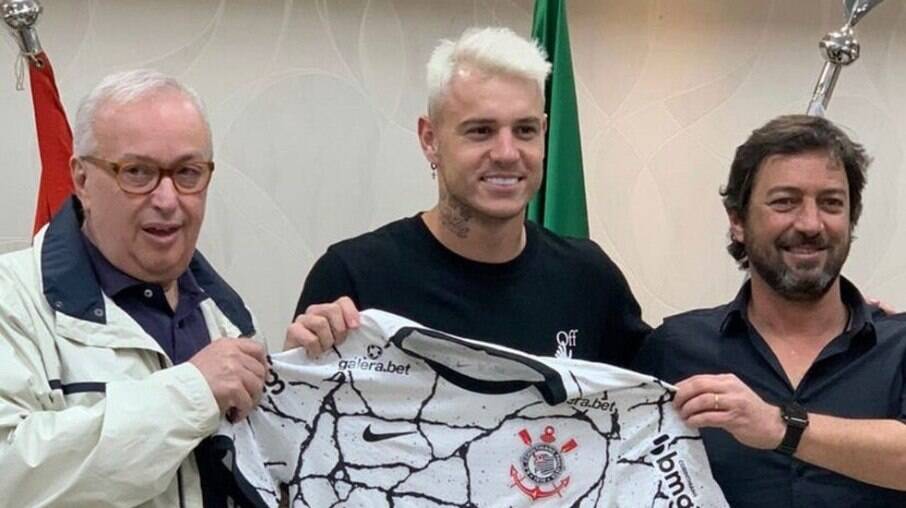 Roger Guedes foi oficialmente anunciado pelo Corinthians