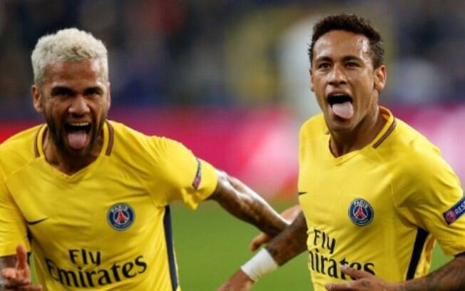 Daniel Alves e Neymar chegaram ao Paris Saint-Germain na janela de transferências do verão europeu de 2017