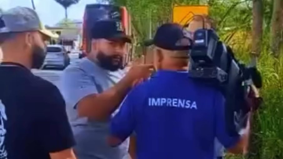 Banda e equipes de TV se desentendem em local de duplo homicídio no ES Banda e equipes de TV se desentendem em local de duplo homicídio no ES