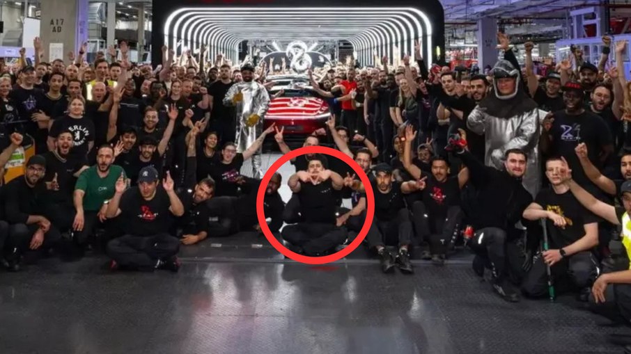 Foto original com o gesto polêmico na fábrica da Tesla Foto original com o gesto polêmico na fábrica da Tesla