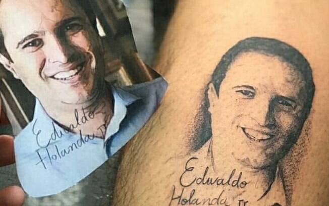 Homem tatuou foto do prefeito na perna