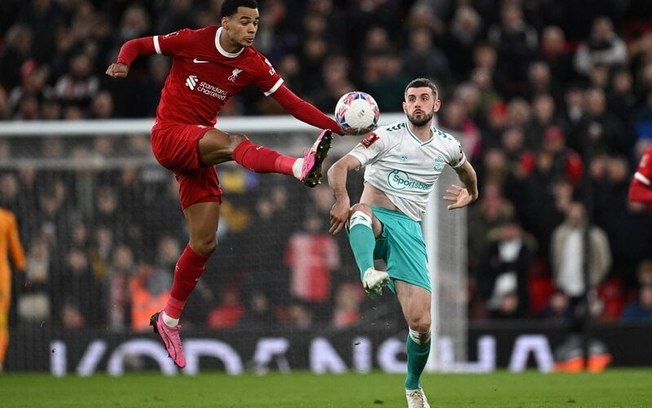 Jogadores de Liverpool e Southampton em disputa de bola na Copa da Inglaterra - Foto: Paul Ellis/AFP via Getty Images