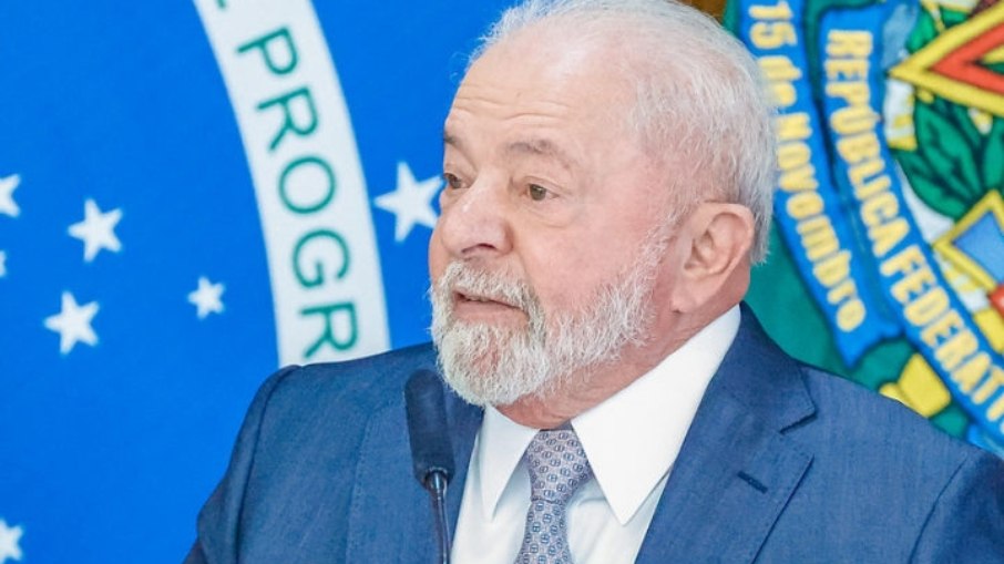 Disputa política em torno dos cortes de benefícios do funcionalismo público, destacando a estratégia de Lula