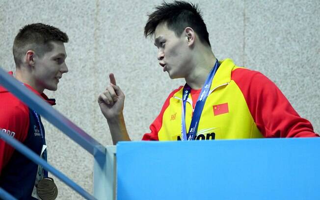 Chinês Sun Yang discute com o britânico Duncan Scott no pódio do Mundial de natação
