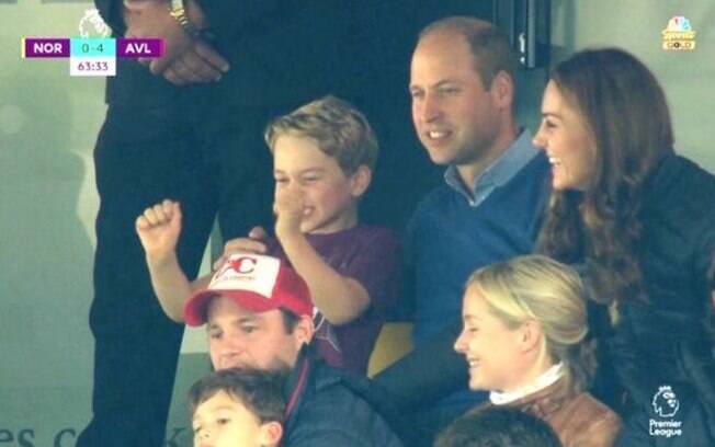 Príncipe George acompanhou o jogo ao lado do pai e da mãe