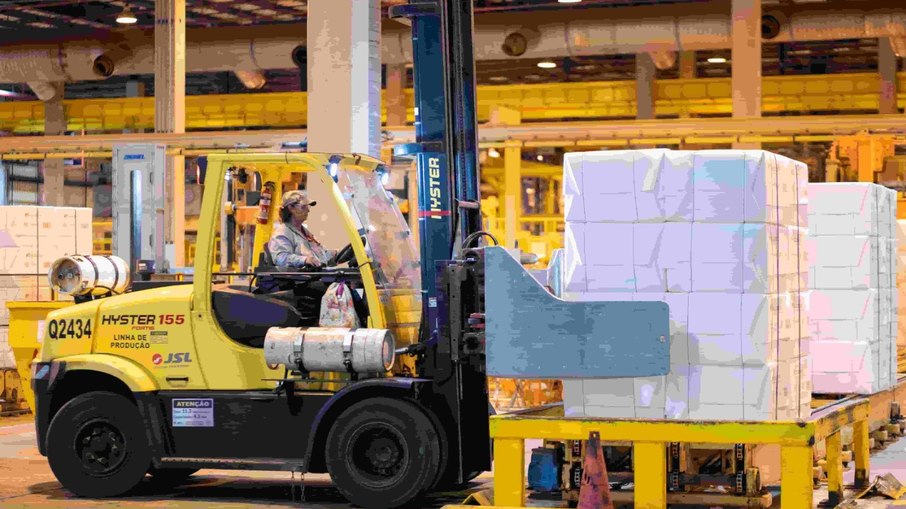 Empresas e bancos brasileiros estão entre a cruz e a espada