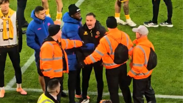 Vídeo: Vítor Pereira discute com torcedores após derrota na PL