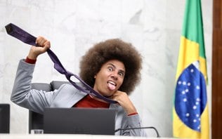 Gesto de enforcamento gera denúncia de quebra de decoro na Alep