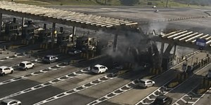 VÍDEO: carro "voa", destrói telhado de pedágio e motorista morre