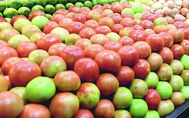 Tomate foi o item que mais colaborou para a queda da inflação mensal, de acordo com o IPCA