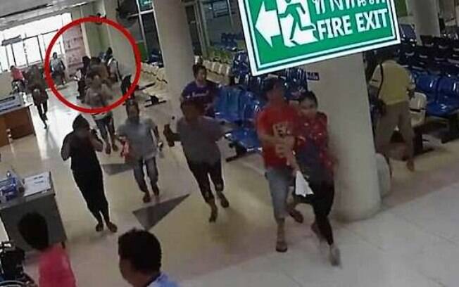 O marido de Thanyamas Thanamsr a matou na sala de espera de um hospital, atingindo outros pacientes de raspão