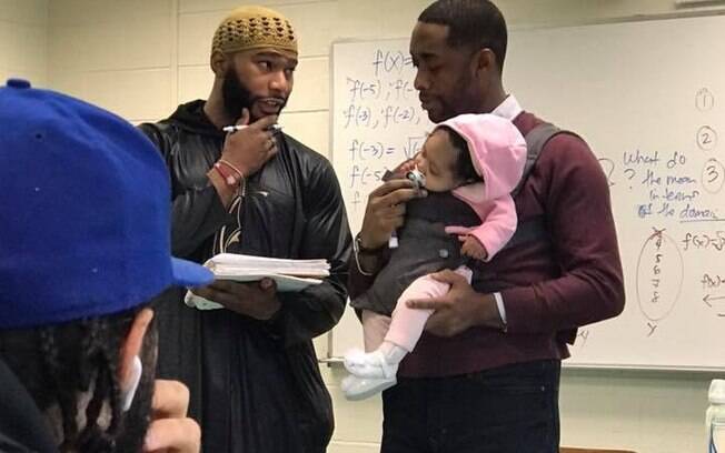 Até dúvidas o professor tirou com a filha de Hayer no colo. O gesto comoveu a todos na sala e na internet depois Até dúvidas o professor tirou com a filha de Hayer no colo. O gesto comoveu a todos na sala e na internet depois