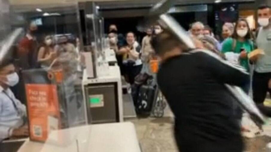 Passageiros quebram guichê no aeroporto de Guarulhos-SP por atraso de voo
