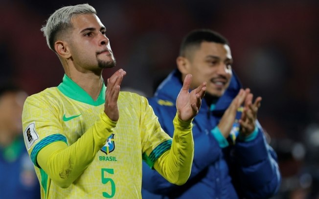 Bruno Guimarães comemora a vitória do Brasil sobre o Chile em jogo das Eliminatórias, em outubro do ano passado
