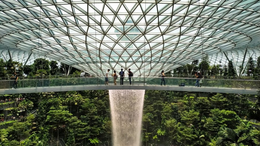 A Rain Vortex, a cachoeira interna do Jewel Changi Airport