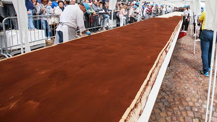 Maior tiramisù do planeta mede 440 metros e entra para o Guinness