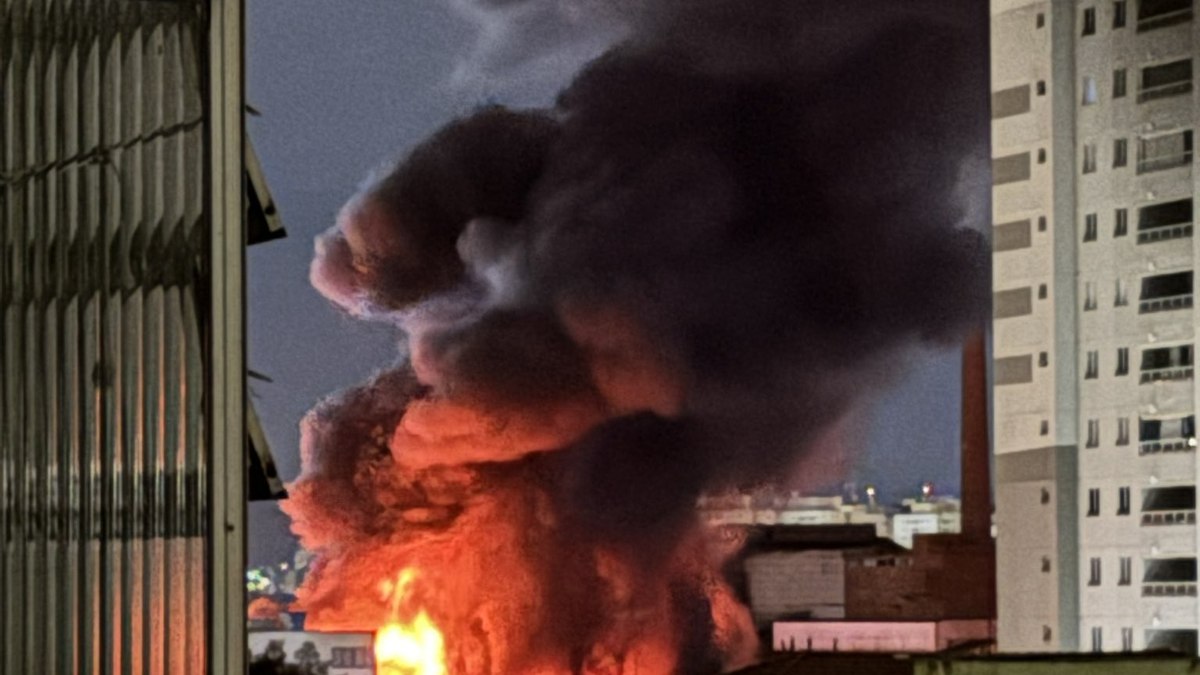 Incêndio atinge galpão de fábrica na Lapa e espalha fumaça por SP Incêndio atinge galpão de fábrica na Lapa e espalha fumaça por SP