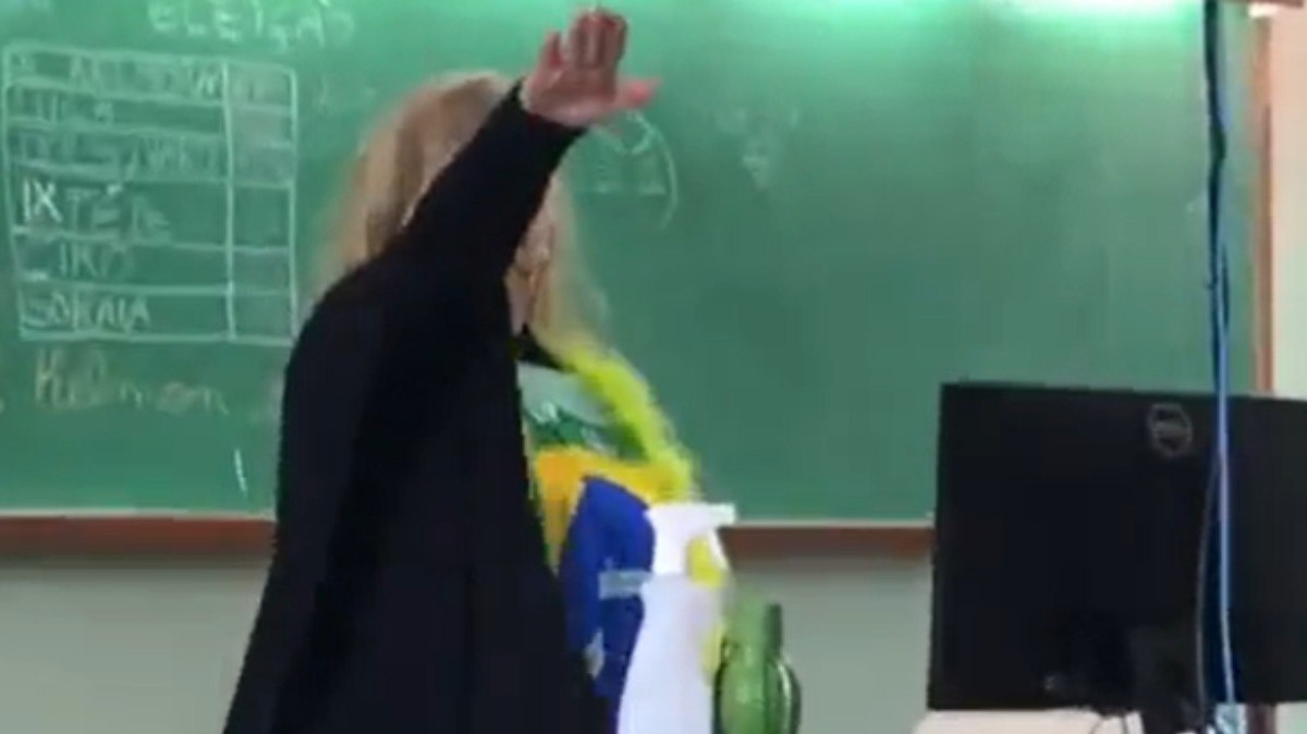 Professora faz gesto nazista em sala de aula