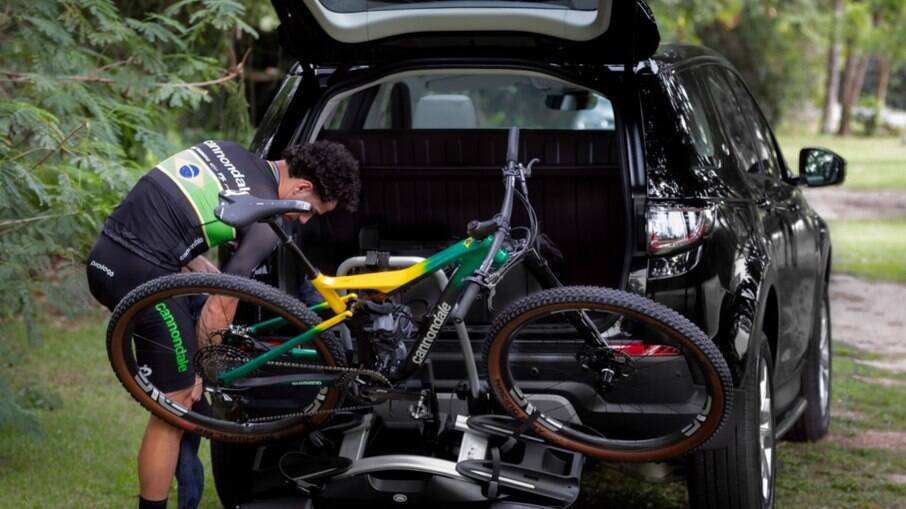 O Discovery Sport Henrique Avancini tem engate para duas bicicletas para abrir o porta-malas sem a necessidade de retirá-las
