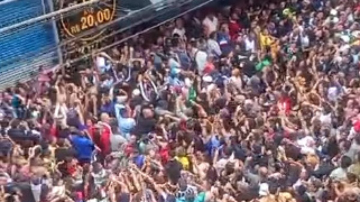 Oferta gera confusão na rua, no Brás Oferta gera confusão na rua, no Brás