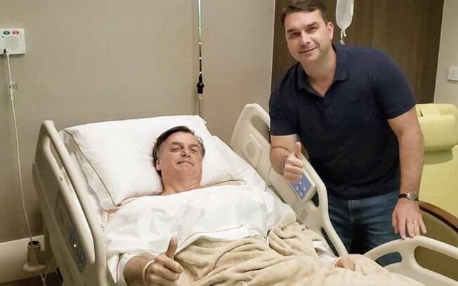 Flávio Bolsonaro visita o pai Jair no hospital após cirurgia