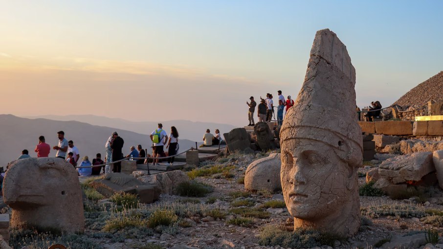 Monte Nemrut, Patrimônio Mundial da UNESCO desde 1987, no distrito turco de Kahta. Monte Nemrut, Patrimônio Mundial da UNESCO desde 1987, no distrito turco de Kahta.