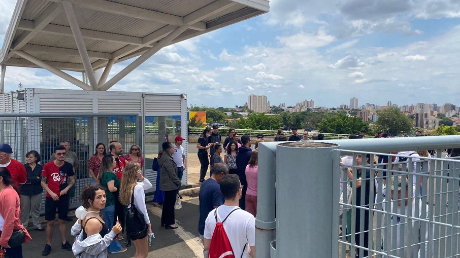 Estudantes indo prestar a prova na Unip Swift, neste domingo (6)