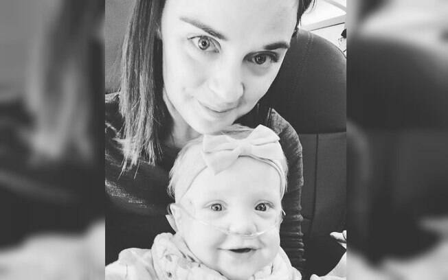 Kelsey Rae Zwick foi surpreendida em avião e viajou de primeira classe com a filha doente graças a desconhecido