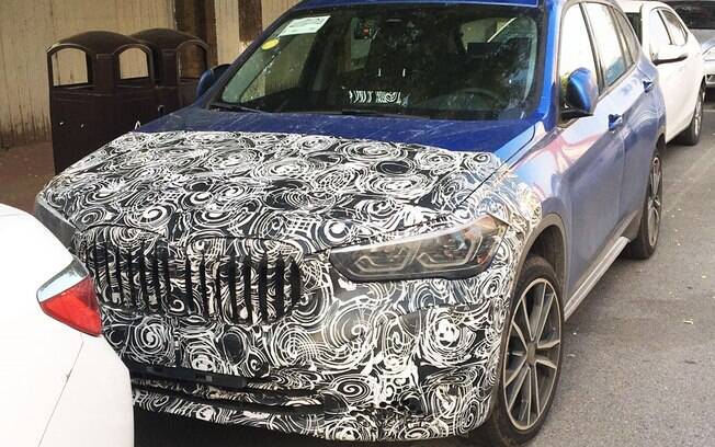 Novo BMW X1 renovado é visto camuflado antes do lançamento, em 2019. Mudanças estéticas serão bem discretas