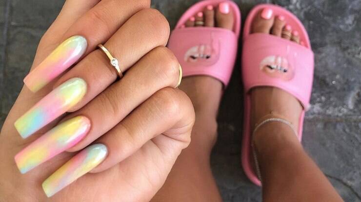 Unhas tie-dye: manicure das famosas ensina a fazer nail art