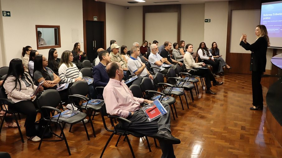 Público acompanha palestra sobre Reforma Tributária