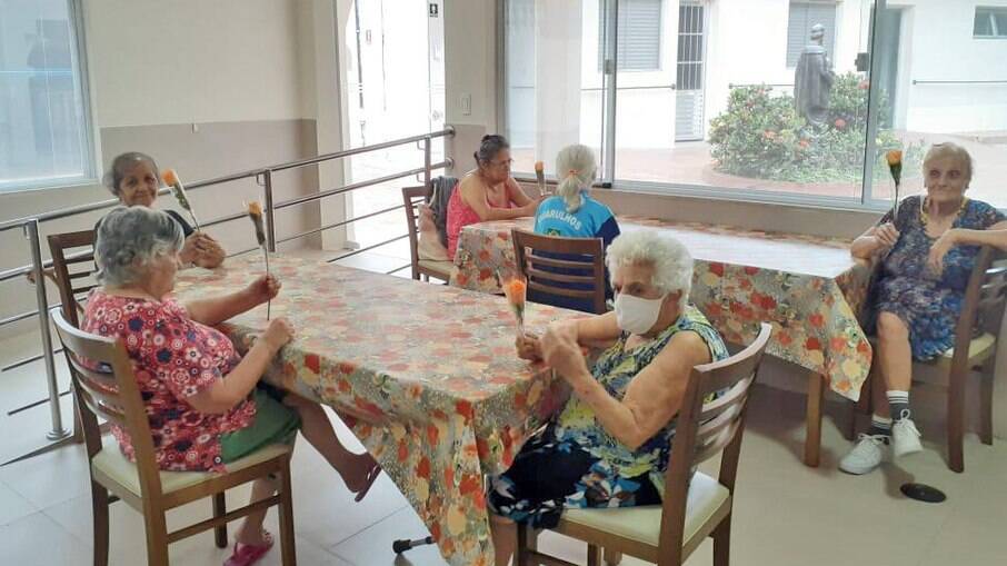 A instituição oferece,diariamente, seis refeições e atendimento psicológico às idosas e disponibiliza serviços de fisioterapia e enfermagem, atividades de entretenimento. A instituição oferece,diariamente, seis refeições e atendimento psicológico às idosas e disponibiliza serviços de fisioterapia e enfermagem, atividades de entretenimento.