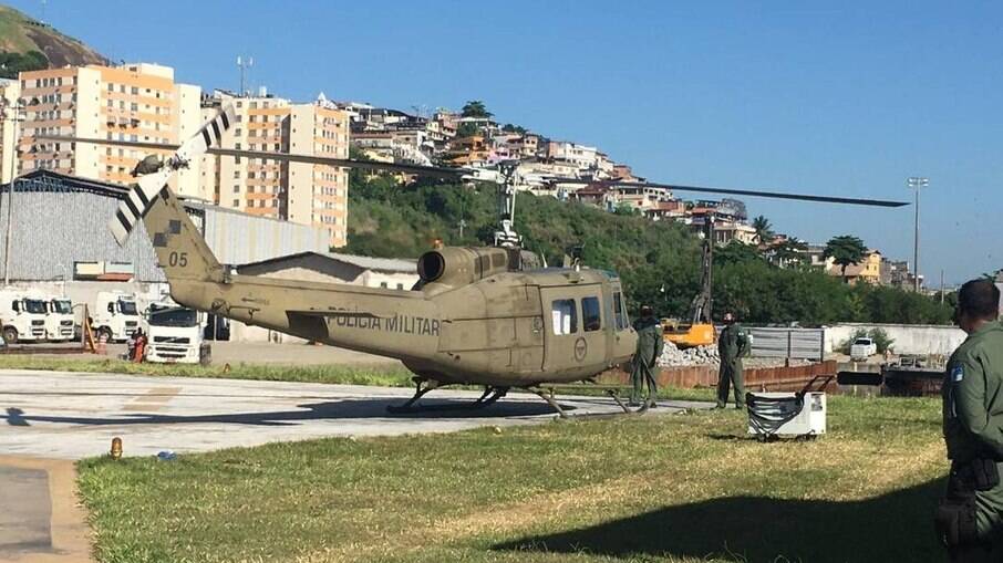 Helicóptero da Polícia Militar aguardando a chegada das doses em Niterói