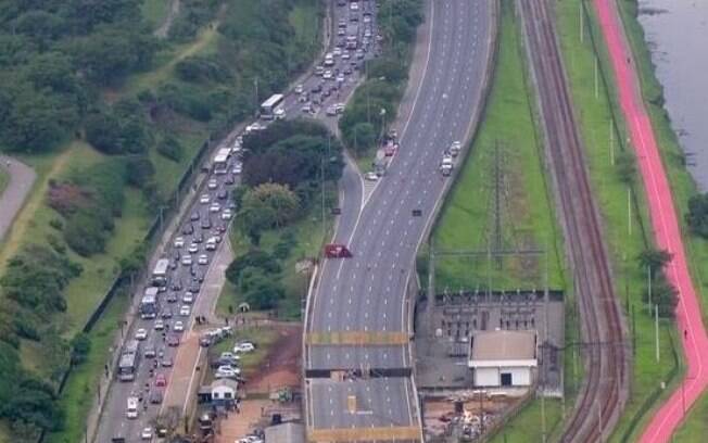 Viaduto cedeu cerca de dois metros após um abalo na estrutura, e interrompeu o trânsito na Marginal Pinheiros