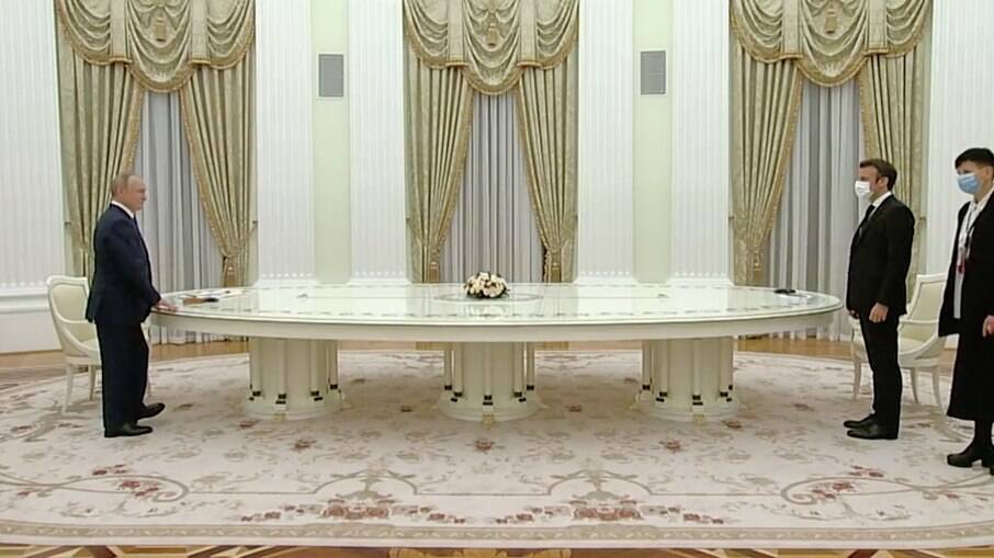 Encontro de Putin e Macron chamou atenção pelo tamanho da mesa que separava os chefes de Estado