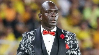 Famoso%20pelos%20ternos%20de%20gala%2C%20t%C3%A9cnico%20do%20Barcelona-EQU%20%C3%A9%20demitido