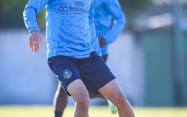 Volante Villasanti durante treino do Grêmio