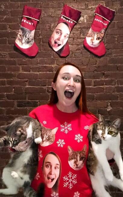 Briana e seus gatos em foto temática