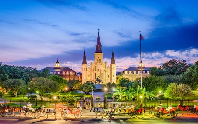 Foto panorâmica da Jackson Square ao anoitecer com a St. Louis Cathedral ao fundo