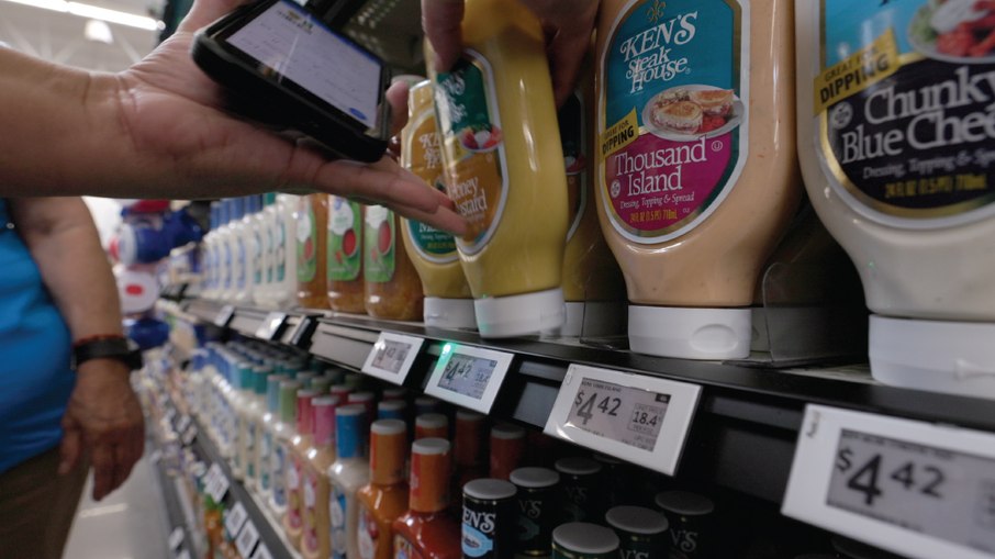 Etiqueta digital começa a piscar na prateleira após o cliente selecionar a opção “Flash Price Tag” no aplicativo Etiqueta digital começa a piscar na prateleira após o cliente selecionar a opção “Flash Price Tag” no aplicativo