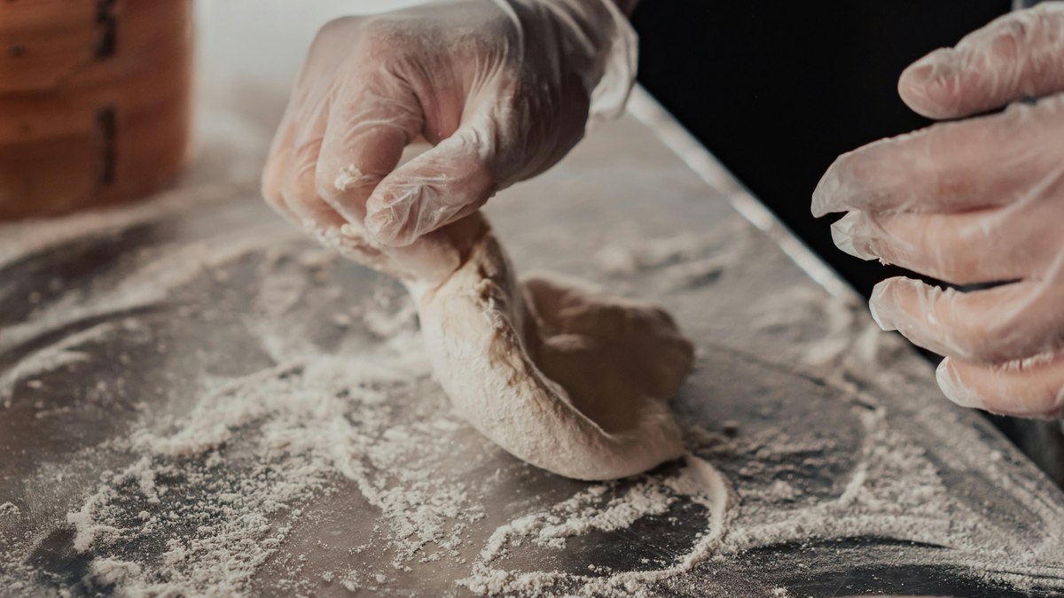 Um dos componentes do glúten, desencadeia uma resposta inflamatória que pode danificar as células intestinais