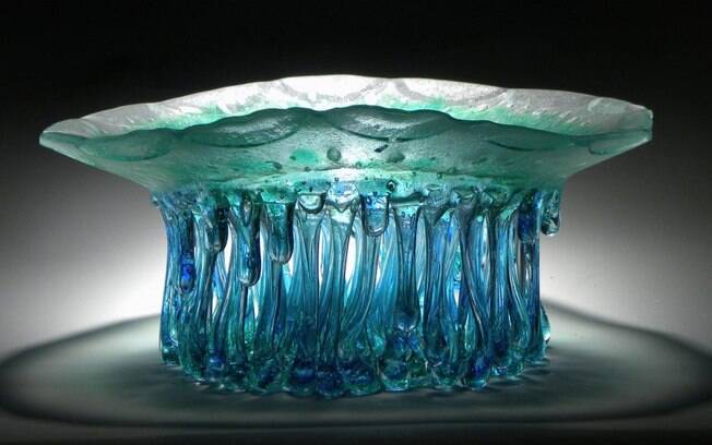 Usando uma técnica que derrete o vidro até que ele 'pingue', a artista cria mesas que se parecem com águas-vivas