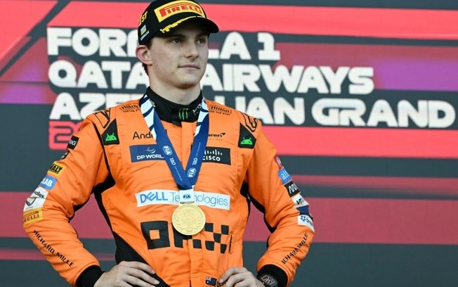 Oscar Piastri comemora no pódio a vitória no GP do Azerbaijão de F1, disputado neste domingo, nas ruas de Baku