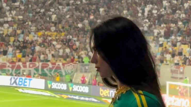 Dua Lipa comemora gol do Fluminense contra o Flamengo; vídeo