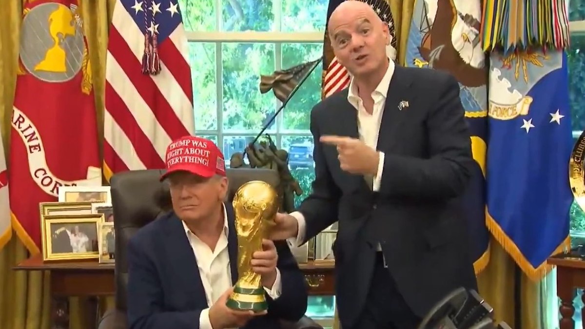 Donald Trump com a taça da Copa do Mundo Donald Trump com a taça da Copa do Mundo