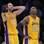 Pau Gasol e Kobe Bryant lamentam mais uma derrota do Lakers na temporada da NBA. Foto: AP