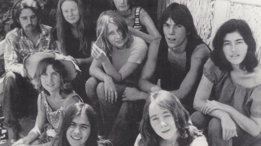 Esta fotografia icônica retrata membros da seita conhecida como Família Manson  por volta de 1969, a imagem foi tirada no Spahn Ranch (Rancho Spahn), uma propriedade de 500 acres nas montanhas de Santa Susana, perto de Los Angeles, Califórnia, que servia como base principal para o grupo na época dos crimes.
