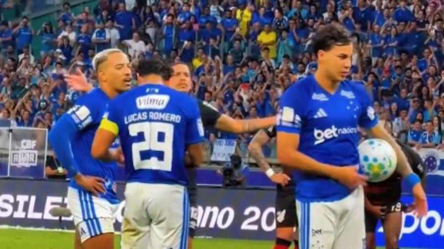 Kaio Jorge e Matheus Pereira discutiram durante jogo