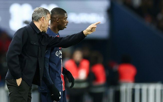 O técnico espanhol do PSG, Luis Enrique, orienta o atacante Ousmane Dembelé, durante a partida da Ligue 1 contra o Lens no Parque dos Príncipes em Paris, em 2 de novembro de 2024